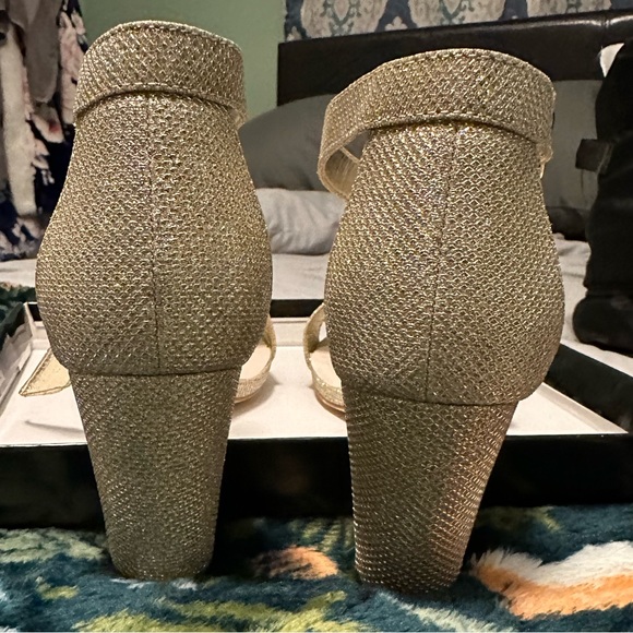 DB Studio BNIB Aryaw Gold Metallic block heel sandal - Picture 5 of 7